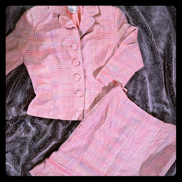 Skirt suit - Picture 1 of 3